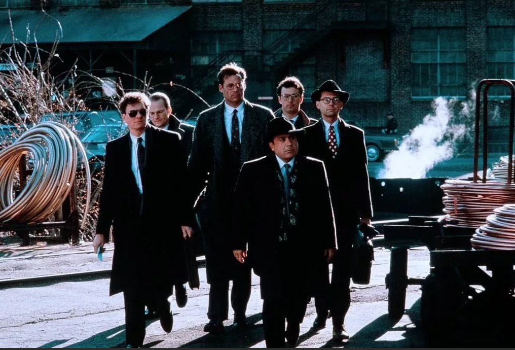 Человек в пальто, групповой портрет взрослых мужчин, лица и головы.